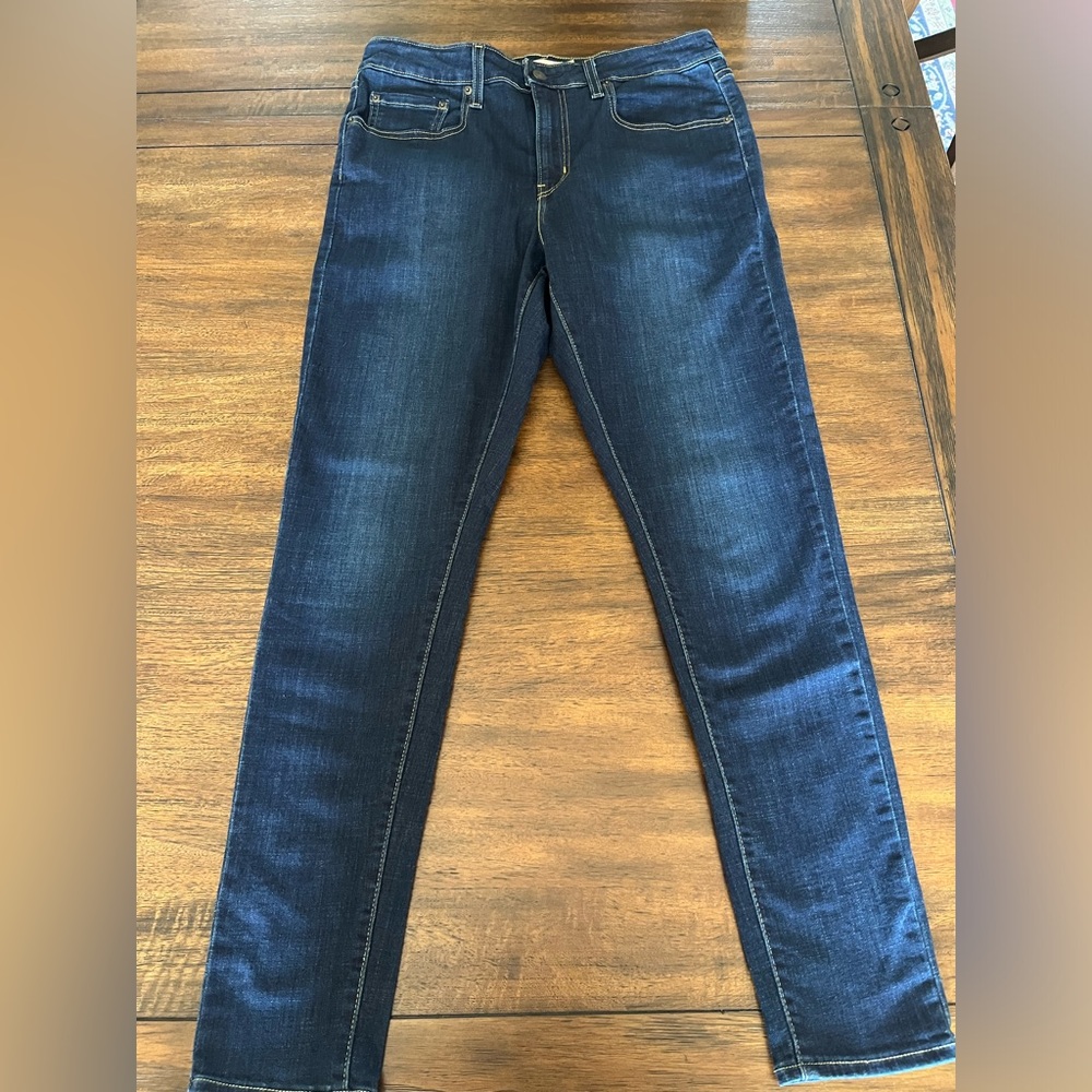 Levi high rise jeans 31